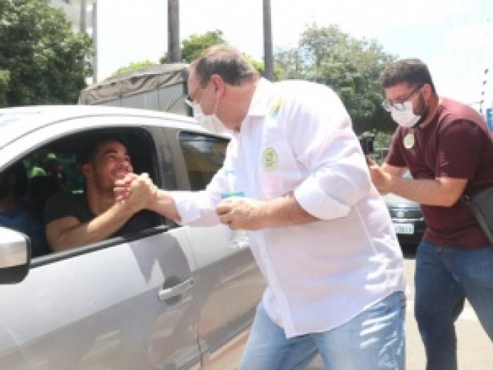 Luciano Barbosa faz adesivaço no centro de Arapiraca