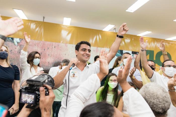 JHC inaugura Esquina da Verdade e reúne centenas de apoiadores