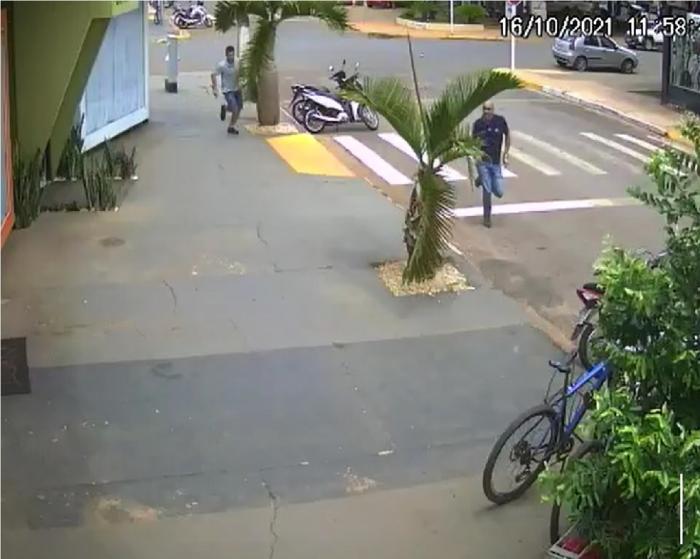 VÍDEO: Alagoano mata gerente com 20 facadas após seguir esposa e desconfiar de traição