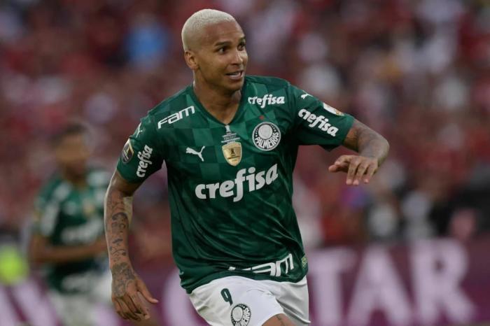 Palmeiras vence Flamengo com Deyverson herói na prorrogação e é