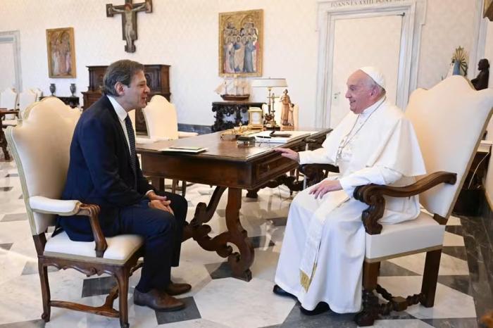 Papa Francisco recebe o ministro da fazenda Fernando Haddad em reunião reservada