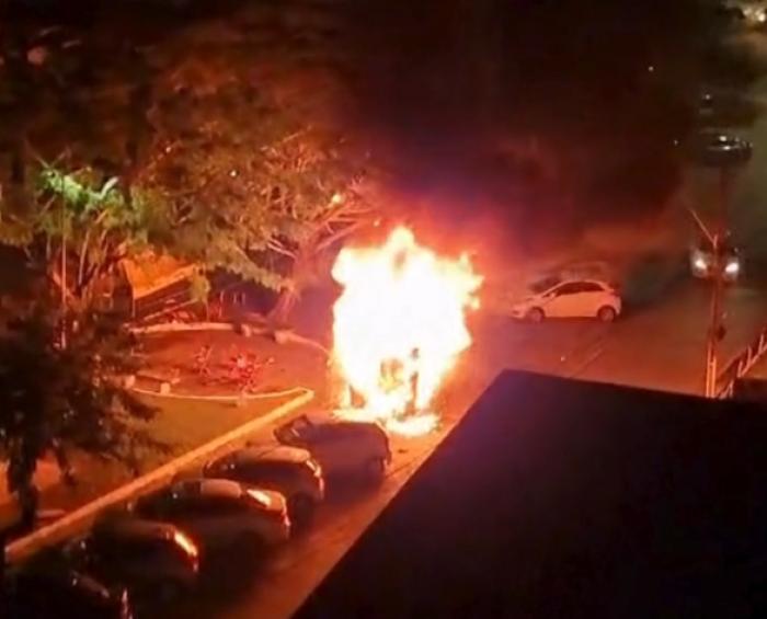 Incêndio atinge carro de Food Truck na Pajuçara, em Maceió