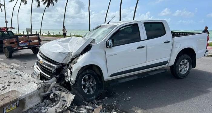 Motorista passa mal, e colide veículo em poste na cuz das almas, em Maceió