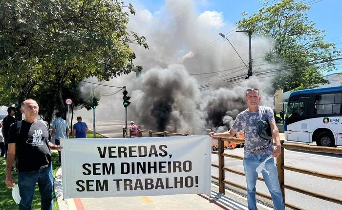 Protesto de trabalhadores do Hospital Veredas paralisa trânsito em Maceió