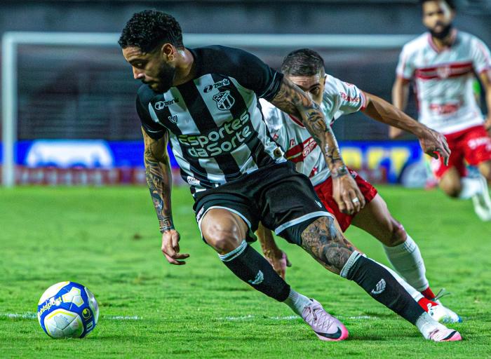 Torcedor quebra cartão de sócio do CRB após derrota para o Ceará