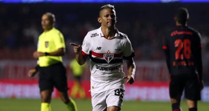 São Paulo vence o Vitória e se aproxima do G4