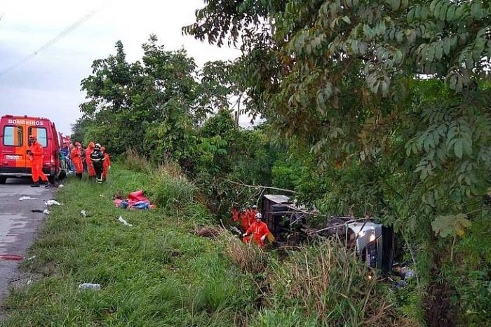 Acidente de micro-ônibus na BR-324 em Salvador, deixa quatro mortos e vários feridos