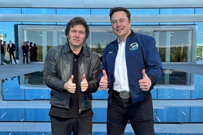 Presidente da Argentina sai em defesa de Elon Musk e chama Lula de ditador