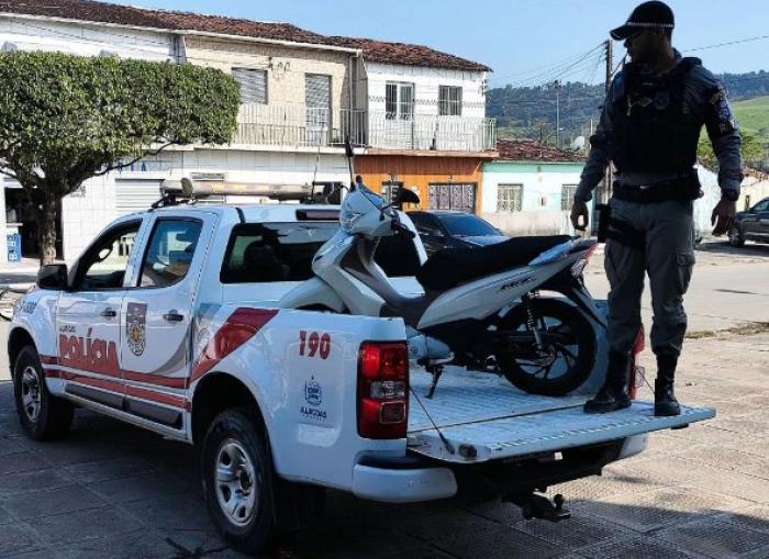 Motocicleta roubada é recuperada pela policia em São Miguel dos Campos