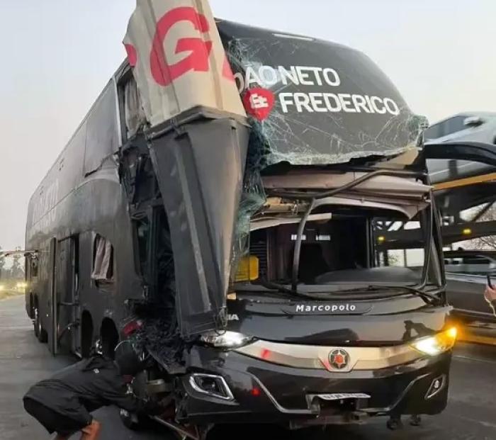 Acidente com ônibus de João Neto & Frederico deixa Qquatro feridos em Minas Gerais