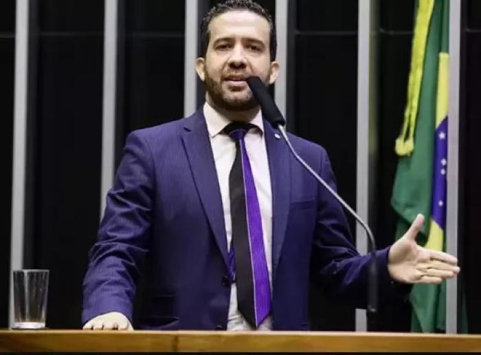 Polícia Federal indicia Deputado André Janones por suposto envolvimento em esquema de rachadinha