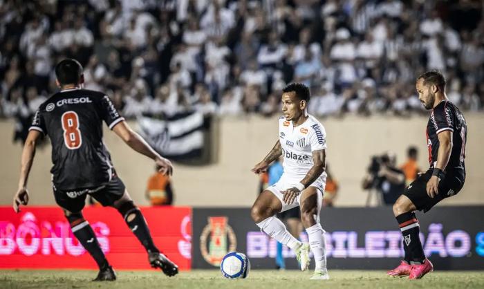 Santos enfrenta Botafogo-SP em busca da Liderança 