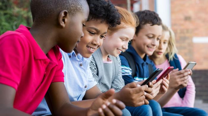 MEC prepara projeto de lei para proibir celular nas Escolas