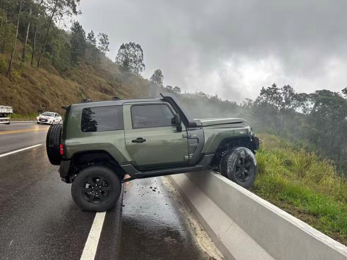 Cantor Rick, da dupla Rick e Renner, sofre acidente de carro em rodovia de Santa Catarina