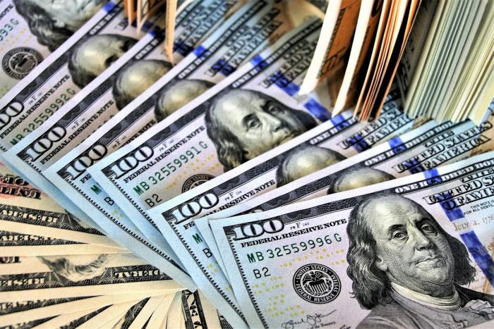 Dólar tem alta moderada e bate recorde Nominal; Bolsa fecha em alta