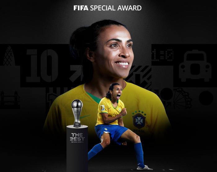 Marta recebe prêmio pelo gol mais bonito do Futebol Feminino