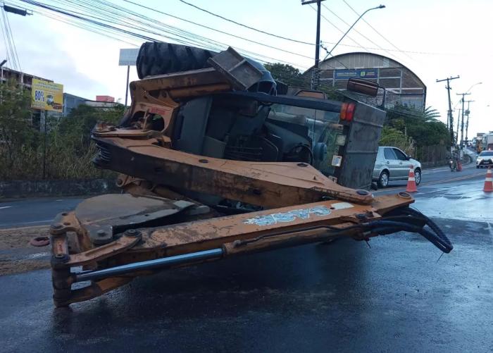 Tombamento de Trator causa lentidão no trânsito da Avenida Murilo Monteiro em Maceió