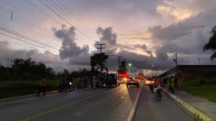 Acidente Fatal na BR 101: Motorista morre após tombamento de carreta  em Joaquim Gomes